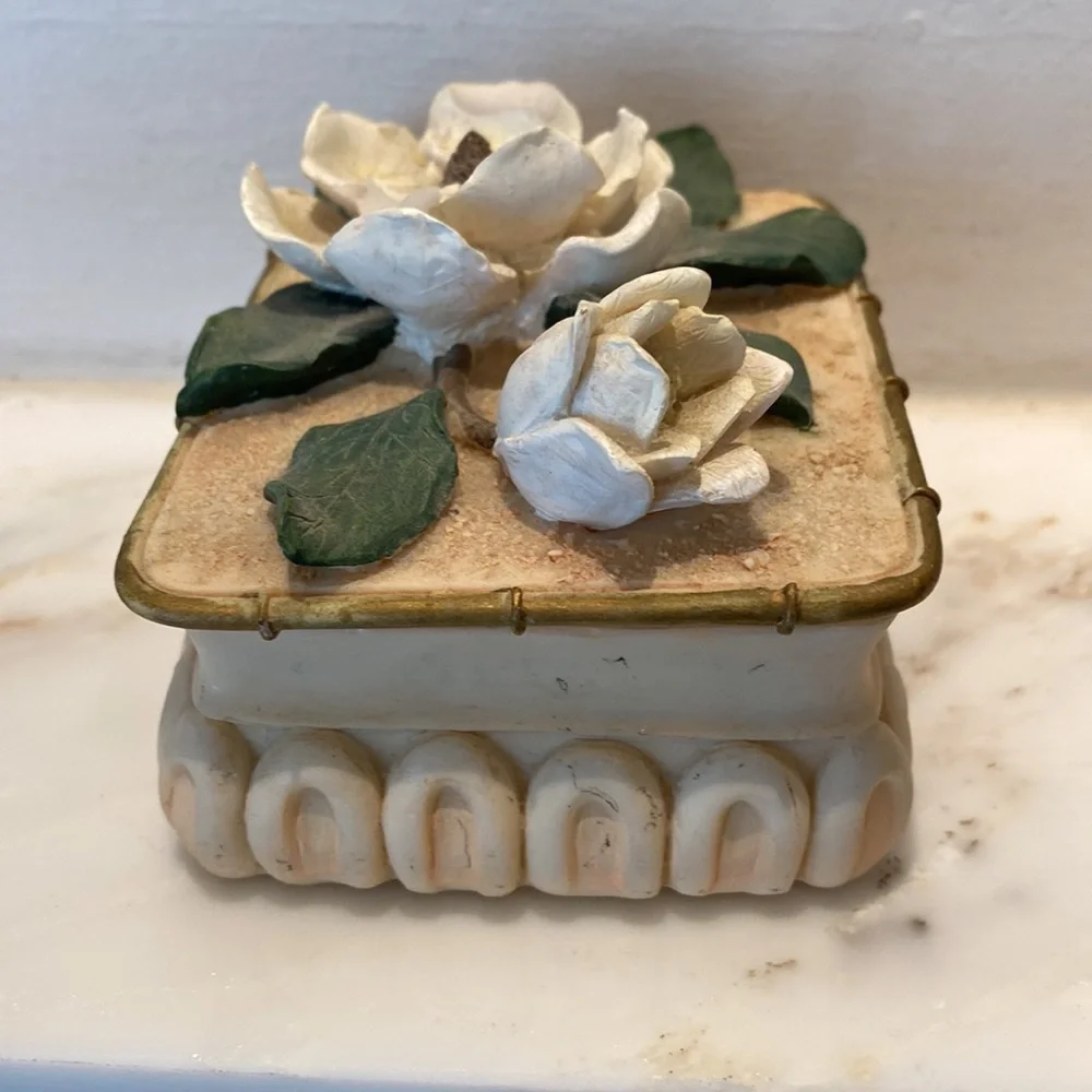 Ganz Magnolia Flower Ivory Ceramic Trinket Box NWT